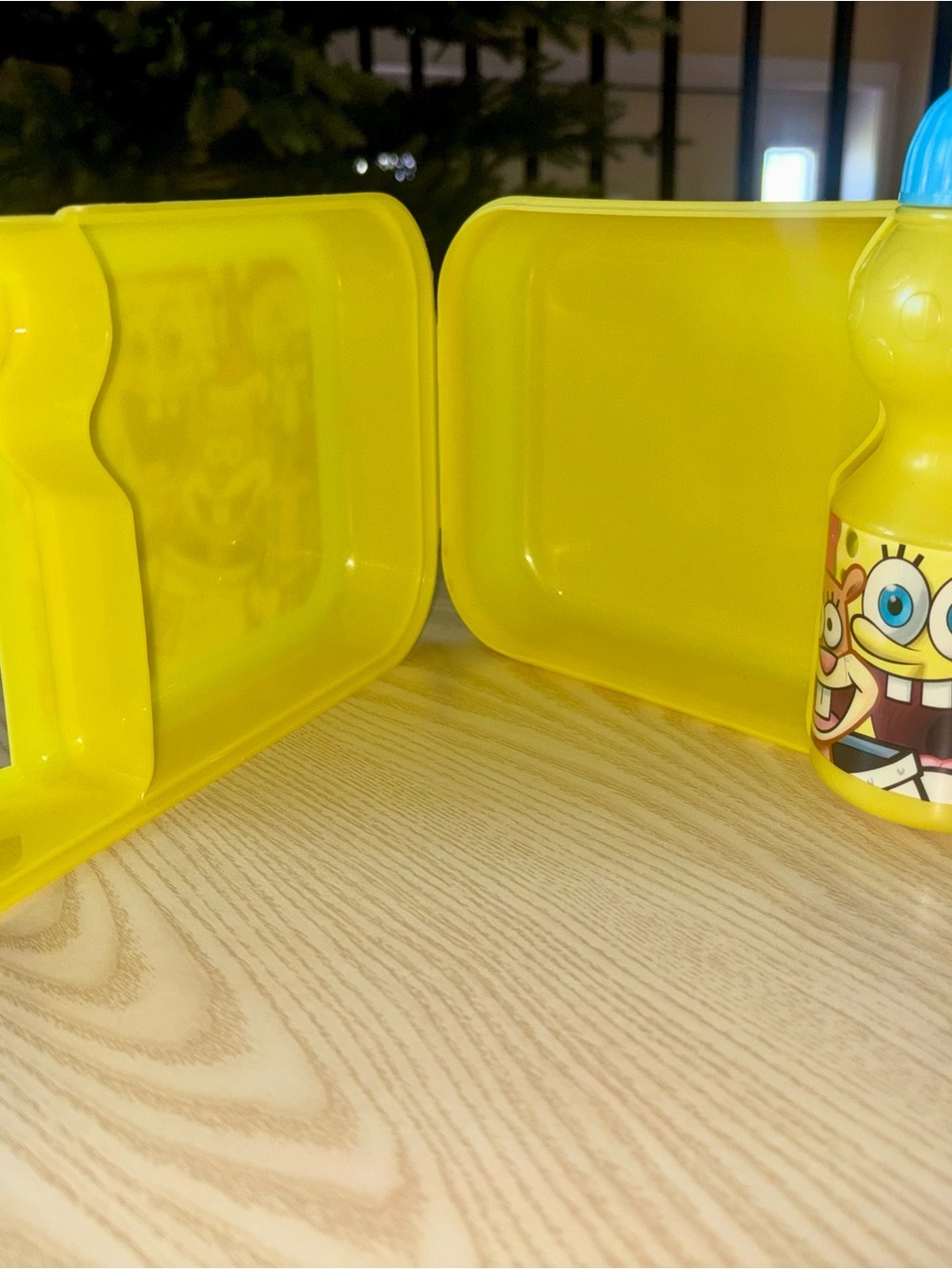 RARE Y2K SpongeBob Lunchbox with Rotating water bottle attachment - Picture 5 of 10